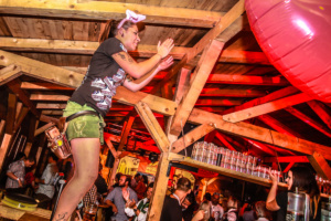 Feierlaune in der Almhütte